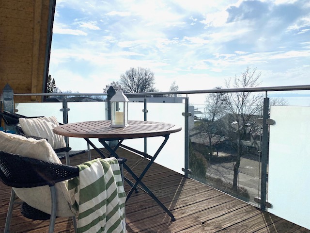 Terrasse der Ferienwohnung Panoramablick am Morgen mit Bodenseeblick